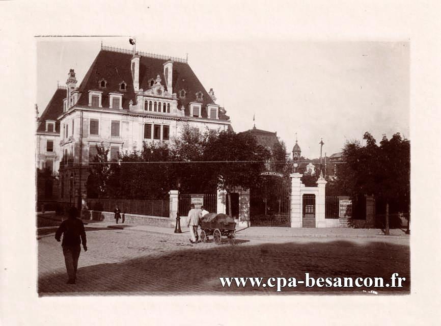 BESANÇON - Entrée du Casino des Bains salins de la Mouillère